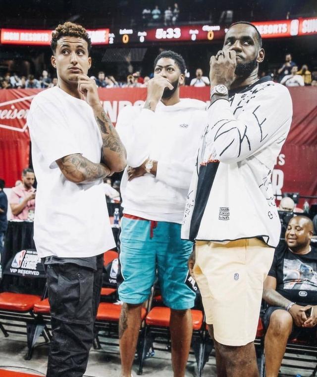 v站体育-现任队友“反目成仇”？詹姆斯和韦少彼此视而不见