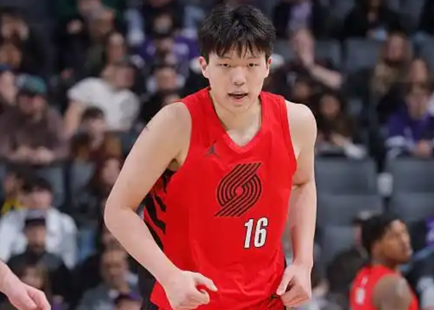 v站体育-杨瀚森又进步了！把控篮板，内外防守能干扰对手，勾手没进是遗憾