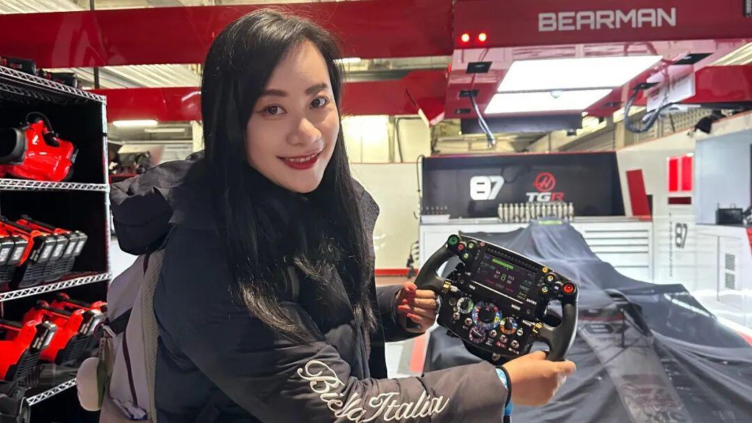 v体育-记者亲历上赛场夜游:手握赛车方向盘,站上F1领奖台