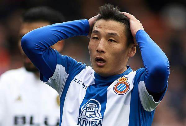 v站-2年前武磊轰出西甲首球 如今坐穿板凳身价锐减