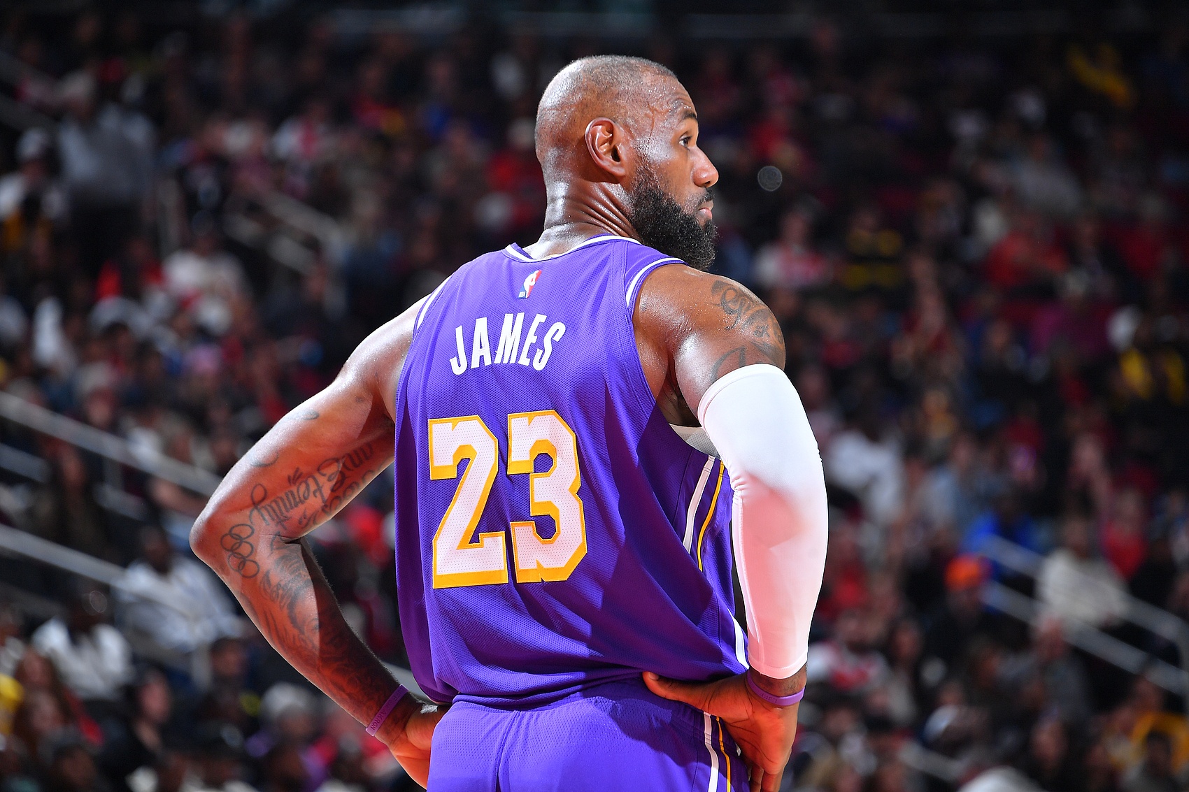 v站-夸梅：勒布朗是不是要躲着雷霆打？我觉得他的脚要开始疼了👀