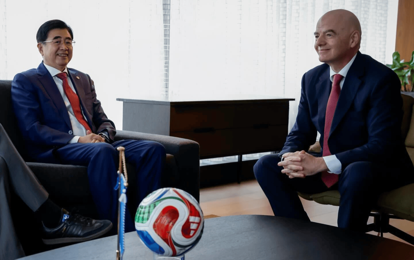 v体育-FIFA秘书长已抵京+温格陪同!已与足协主席见面 全力劝说央视签字